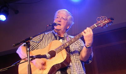 John McDaid performing at Worldcon Dublin, 2019
